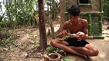 小伙用竹子和泥土做一个烟囱，熏制的排骨原汁原味，口水流出来了
