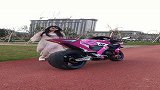 骑重机车的美女，太帅气了