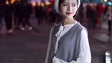 街拍小姐姐清纯靓丽，出水芙蓉，犹如万间尤物