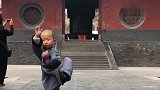 少林寺5岁小萌僧表演，网友：保卫少林寺的重担就交给你了