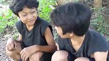 原始技术-荒野中小野孩配上秘制辣酱烹饪鱼