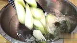 炒丝瓜时，最好不要直接炒，2个小秘诀，丝瓜翠绿鲜嫩，不变黑