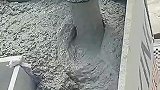 砂浆填充整个模板，网友见状议论纷纷