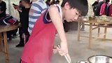 学校的劳动实践课上，老师教学生们做饭