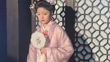女子身着古装，薛宝钗扮相，不料下一秒画风突变