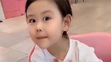 妈妈问宝宝是不是穿错袜子了，宝贝却说妈妈不懂时尚