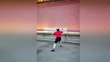 大爷公园内对墙打羽毛球 无敌是多么寂寞