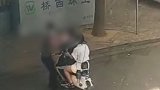 监拍：男子惨遭情敌割喉女友下跪求绕 民警空手夺白刃