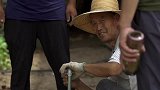 镜头中的脱贫故事 打井修路为致富