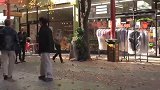故意伪装成树人恶搞路人，路人非常的尴尬