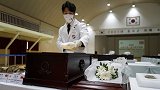 隔屏起立致敬！又一批在韩志愿军烈士遗骸回国，忠魂归故里！