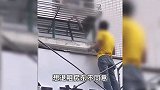 殡葬店欲挂招牌遭楼上老人泼水阻拦，隔壁店主：老人很不讲理