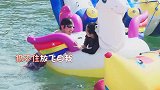 向佐郭碧婷海边游玩，向佐扮“海怪”吓坏郭碧婷，太逗了