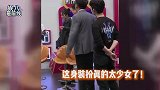 杨幂双丸子头造型灵动可爱，古灵精怪气场强，腿上的丝袜更吸睛