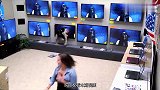 看电视时，贞子竟从电视机中爬出来！路人吓到四处逃窜