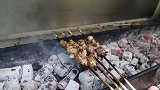 情侣在新疆烧烤店点羊腰，吃完老板却不收钱，咋回事原因很暖心