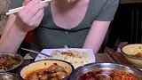 你能吃辣不？能的话，要去这地方，几十种重庆小吃，辣得够劲跟着甜蜜一夏 科学也偶像 美食