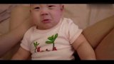 宝宝撞完头后，妈妈说痛宝宝就要瘪嘴，说不痛就笑，太可爱了