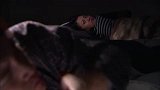 看着男友痛苦的挣扎，美女只能假装没看见