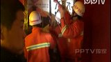 （拍客）11人被困升降电梯消防强行扒开电梯门实施营救