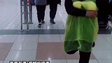 两名超市员工手挽手跳天鹅舞，分明是铁锅炖胖鹅