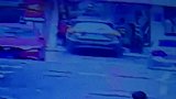 深圳一老人错把油门当刹车 一头扎进珠宝店铺