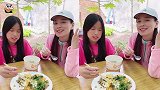 身价三百亿的张庭老家环境大曝光，母女俩坐田间只吃一盘菜