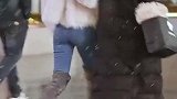 锁住盛世美颜大雪里偶遇身材姣好的美女，追了三条街才拍到正面！