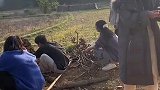 女子正在烧窑，朋友却在放炮