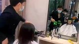 理发师用水平仪给顾客剪齐刘海