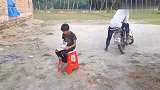 不要轻易去惹小屁孩儿，否则下场会和这个小伙一样