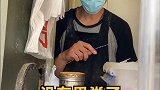 这种先煎后烤的鸡蛋灌饼现在越来越少了，每次去都要排长队，趁热吃香喷喷城中排队王 每一天都值得 美食