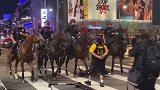 最新消息！洛杉矶警方骑马与湖人球迷对抗 周边出现打砸声
