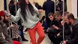 国外地铁上拍到的一幕，面对小姐姐的挑衅行为，男子不知如何是好手足无措