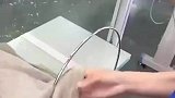 工人将裤子套在钢圈上，给裤子装上绳子，网友：你慢一点我不会