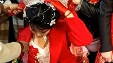 想穿个漂亮婚纱太难了，非要裹一个大红袄，这是陋习啊！