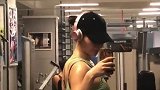 漂亮的女子健身达人：健身房锻炼完美肌肉身材199