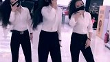 都说三个女人一台戏，商场跳舞被领导发现了！