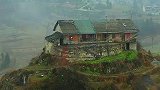 云南农村一户人家，把房子健在天生桥上面，真是人间仙境