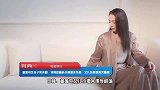 董璇母女亲子装亮相，穿同款桃心长裤甜美可爱，女儿抱妈妈笑眯眼