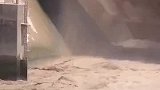 泄洪近距离场面太壮观，瞬间被震撼到了！