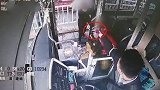 河南郑州：公交司机一声吼，他吓得赶紧拿出刚偷来的手机