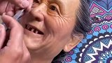给老奶奶蜡像人换一下眼睛，这个蜡像师傅手法不太娴熟啊
