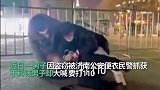 小偷被民警按住嚣张嘴硬不认账，趴地大喊快打110