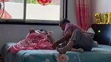 女儿午睡，90岁母亲在旁边，盖被暖心呵护！