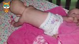 双胞胎弟弟醒来突然饿了，接下来弟弟的举动，妈妈都笑喷了