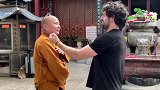 老外前来学习中国功夫，武僧现场教学，老外被轻松摔倒