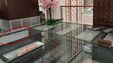 男童从5米高玻璃桥上摔落 商场：在换玻璃工人没拉到