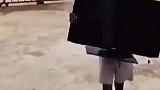 你们看这小子多损
