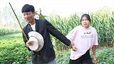 美女连续三天去地里偷玉米，没想小伙扮成稻草人抓贼，太有才了